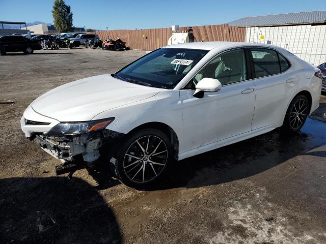 4T1G11AK2PU742111 - 2023 TOYOTA CAMRY SE NIGHT SHADE WHITE photo 1