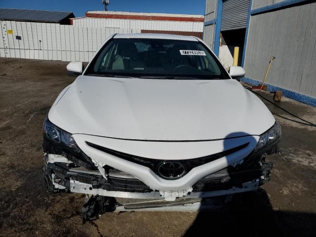 4T1G11AK2PU742111 - 2023 TOYOTA CAMRY SE NIGHT SHADE WHITE photo 5