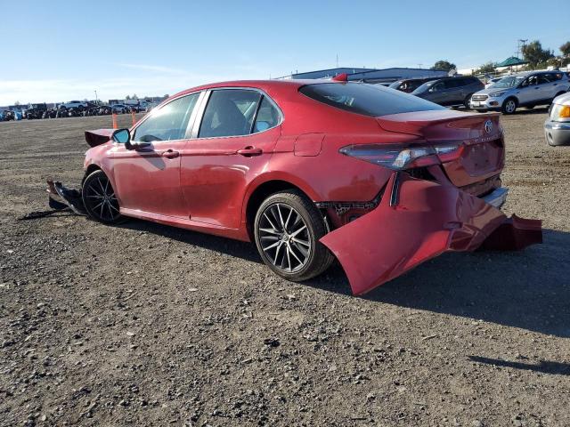 4T1G11AK8NU006285 - 2022 TOYOTA CAMRY SE RED photo 2