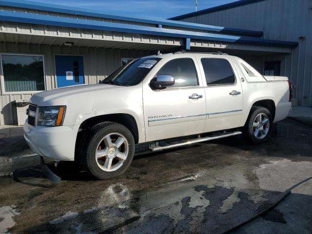 3GNTKGE75DG249473 - 2013 CHEVROLET AVALANCHE LTZ WHITE photo 1