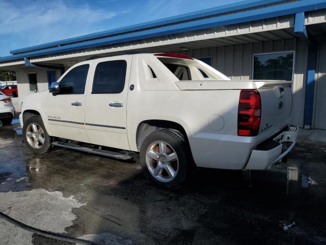 3GNTKGE75DG249473 - 2013 CHEVROLET AVALANCHE LTZ WHITE photo 2