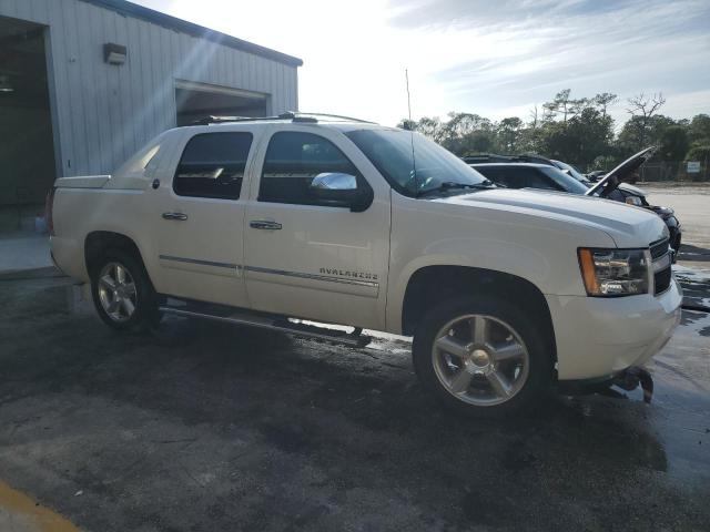 3GNTKGE75DG249473 - 2013 CHEVROLET AVALANCHE LTZ WHITE photo 4