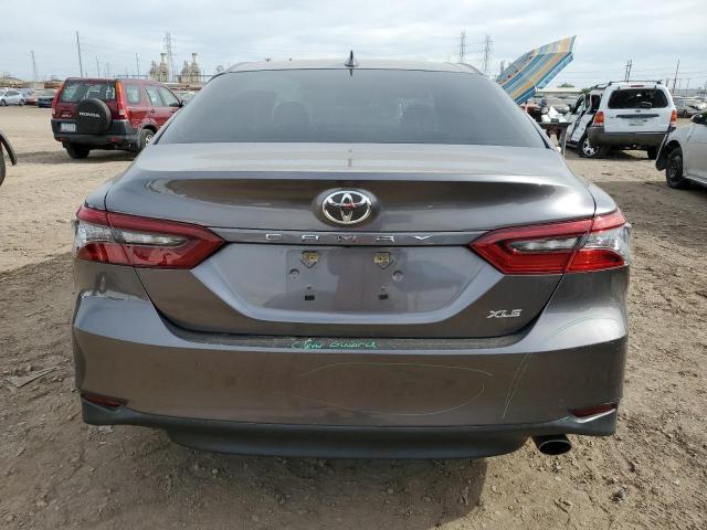 4T1F11AK2MU493414 - 2021 TOYOTA CAMRY XLE GRAY photo 6