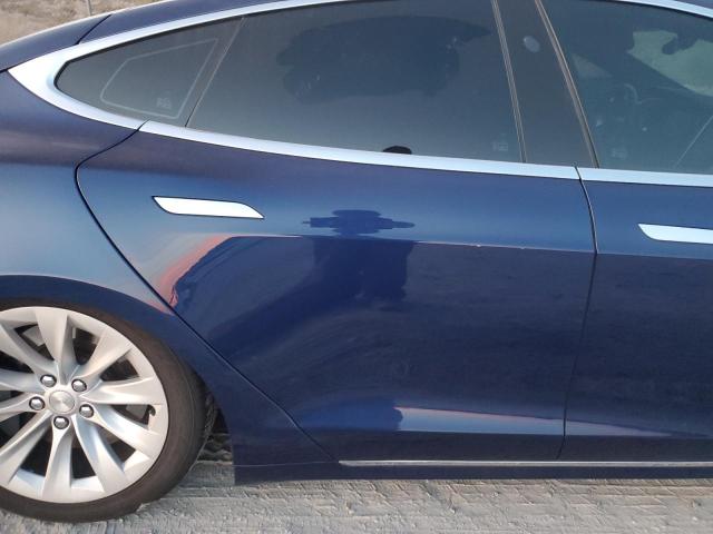 5YJSA1E2XHF180221 - 2017 TESLA MODEL S ლურჯი ფოტო 10