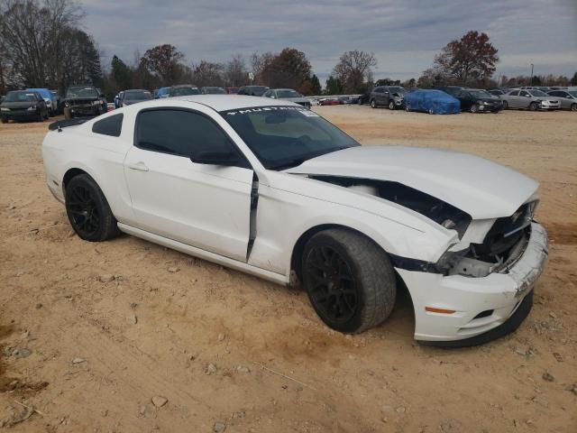 1ZVBP8AM9E5216716 - 2014 FORD MUSTANG WHITE photo 4