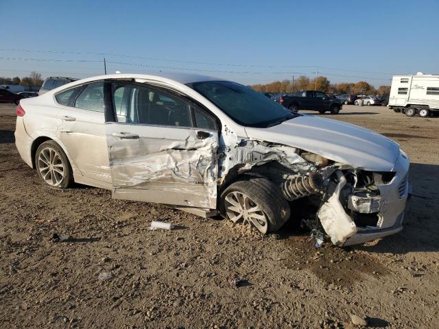 3FA6P0LU5KR220747 - 2019 FORD FUSION SE WHITE photo 4