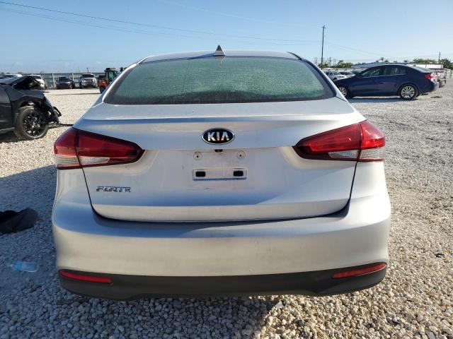 3KPFL4A7XJE173196 - 2018 KIA FORTE LX SILVER photo 6