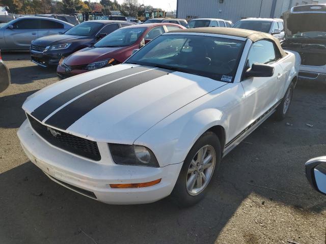 1ZVFT84N575290462 - 2007 FORD MUSTANG WHITE photo 1