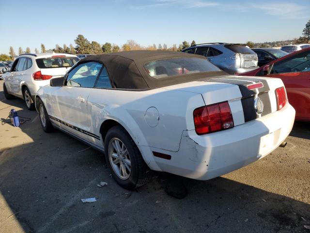 1ZVFT84N575290462 - 2007 FORD MUSTANG WHITE photo 2