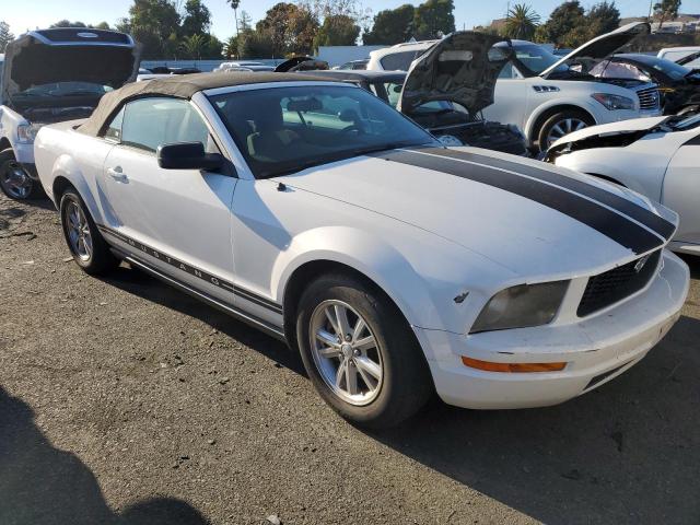 1ZVFT84N575290462 - 2007 FORD MUSTANG WHITE photo 4