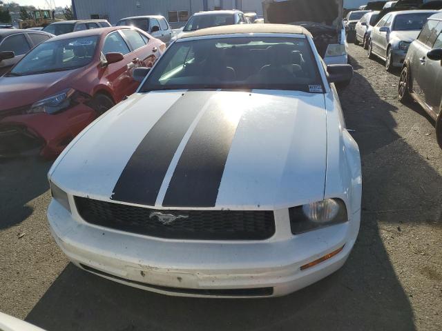 1ZVFT84N575290462 - 2007 FORD MUSTANG WHITE photo 5