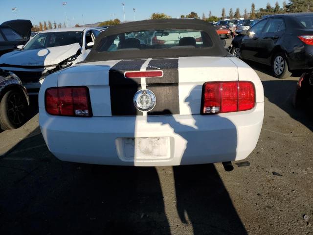 1ZVFT84N575290462 - 2007 FORD MUSTANG WHITE photo 6