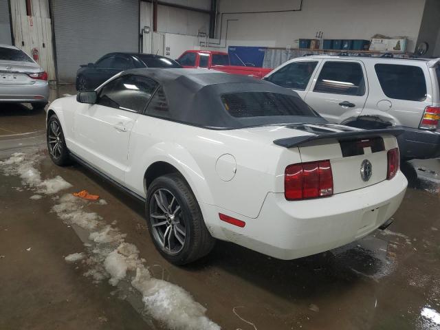 1ZVFT84N675344934 - 2007 FORD MUSTANG WHITE photo 2