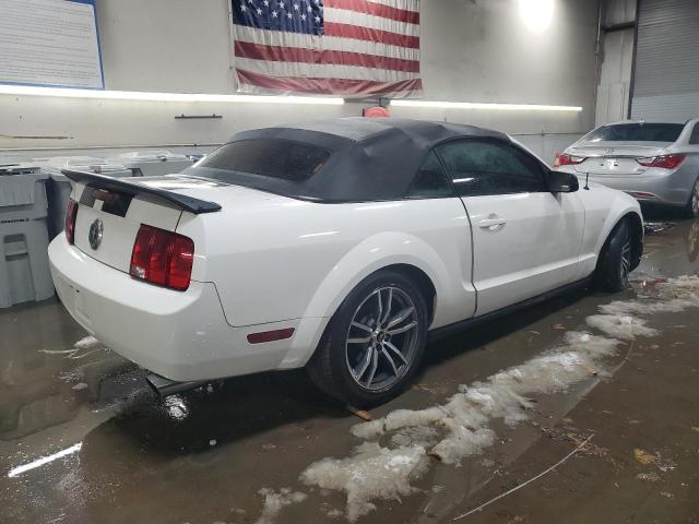 1ZVFT84N675344934 - 2007 FORD MUSTANG WHITE photo 3