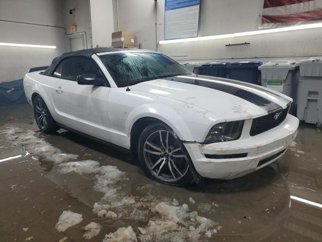 1ZVFT84N675344934 - 2007 FORD MUSTANG WHITE photo 4