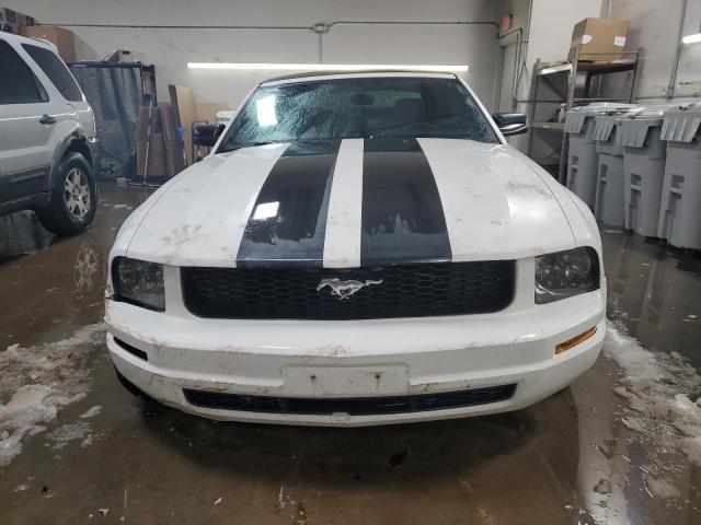 1ZVFT84N675344934 - 2007 FORD MUSTANG WHITE photo 5