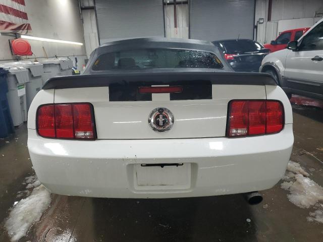 1ZVFT84N675344934 - 2007 FORD MUSTANG WHITE photo 6