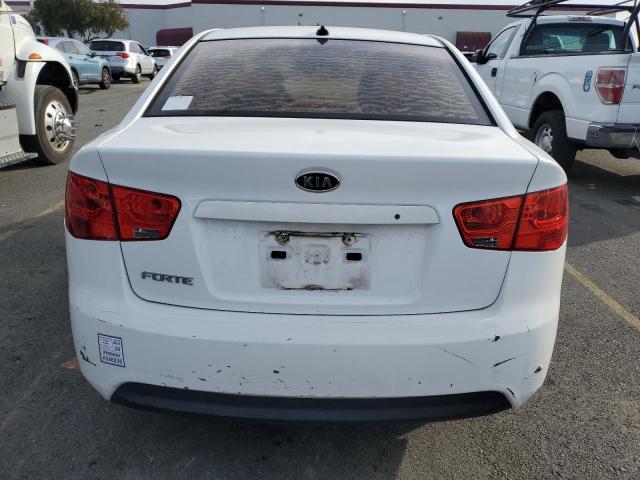 KNAFT4A2XD5656379 - 2013 KIA FORTE LX WHITE photo 6