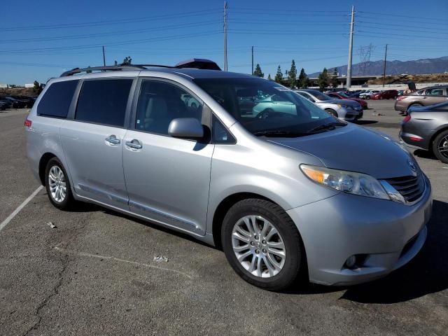 5TDYK3DC7CS204413 - 2012 TOYOTA SIENNA XLE SILVER photo 4