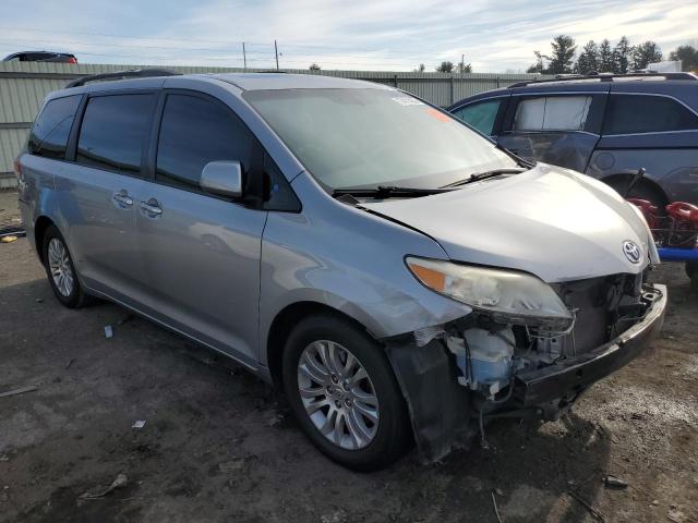 5TDYK3DC9BS007046 - 2011 TOYOTA SIENNA XLE SILVER photo 4