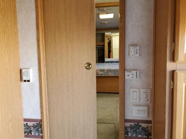 4YDF329274D509063 - 2004 KEYSTONE MONTANA WHITE photo 5