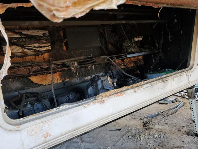 4YDF329274D509063 - 2004 KEYSTONE MONTANA WHITE photo 9