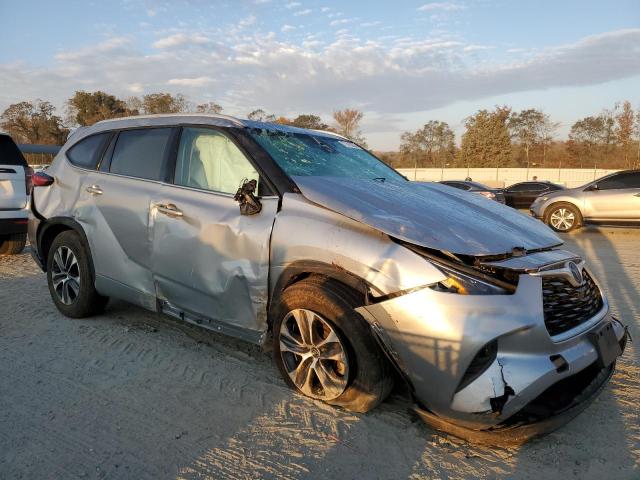 5TDGZRAH2NS550768 - 2022 TOYOTA HIGHLANDER XLE SILVER photo 4