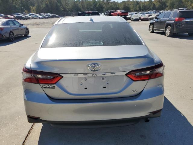 4T1R11AKXRU226395 - 2024 TOYOTA CAMRY LE SILVER photo 6