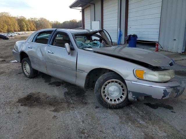 1LNHM81W0YY831001 - 2000 LINCOLN TOWN CAR EXECUTIVE GOLD photo 4