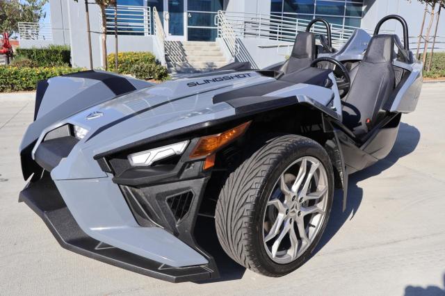 57XAAPHD5P8155339 - 2023 POLARIS SLINGSHOT SL GRAY photo 2