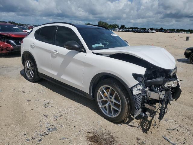 ZASPAKBN4K7C50293 - 2019 ALFA ROMEO STELVIO TI WHITE photo 4