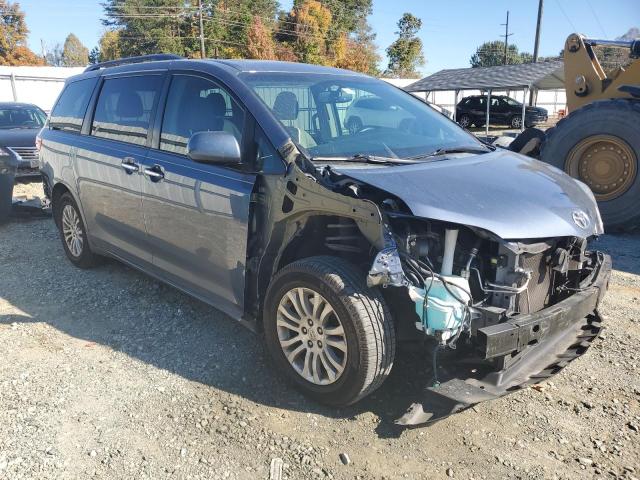 5TDYK3DC9FS673264 - 2015 TOYOTA SIENNA XLE BLUE photo 4