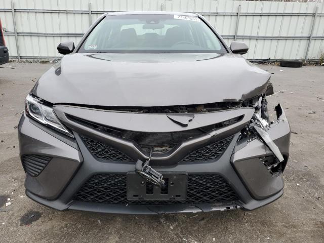 4T1G11AK0LU374697 - 2020 TOYOTA CAMRY SE GRAY photo 5