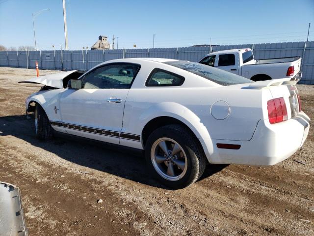 1ZVHT80N265146252 - 2006 FORD MUSTANG WHITE photo 2