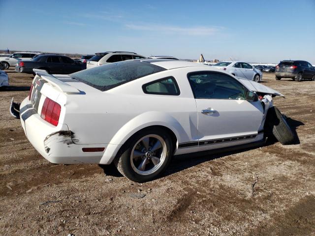 1ZVHT80N265146252 - 2006 FORD MUSTANG WHITE photo 3