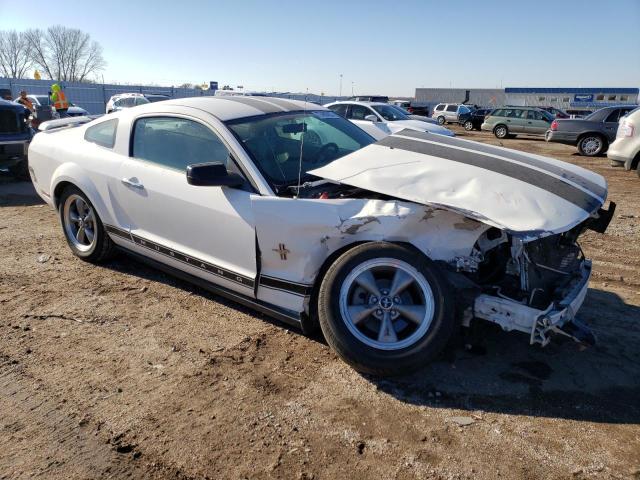 1ZVHT80N265146252 - 2006 FORD MUSTANG WHITE photo 4