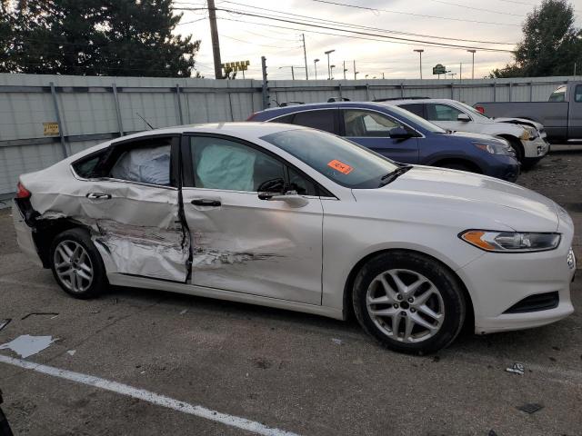 3FA6P0H70GR201193 - 2016 FORD FUSION SE WHITE photo 4