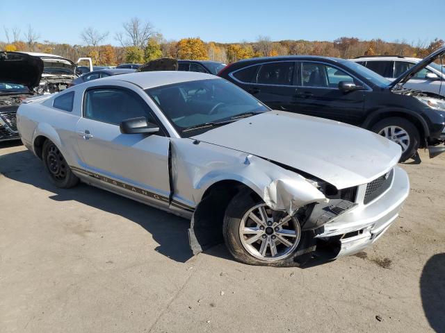 1ZVHT80N085142168 - 2008 FORD MUSTANG SILVER photo 4