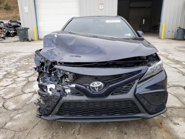 4T1G11BK5NU053076 - 2022 TOYOTA CAMRY SE BLUE photo 5