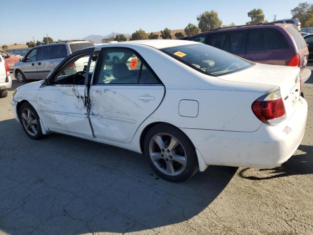 4T1BA32K35U507752 - 2005 TOYOTA CAMRY SE WHITE photo 2