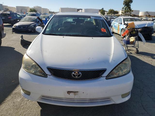 4T1BA32K35U507752 - 2005 TOYOTA CAMRY SE WHITE photo 5