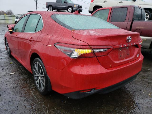 4T1F11BK7PU101627 - 2023 TOYOTA CAMRY XLE RED photo 2