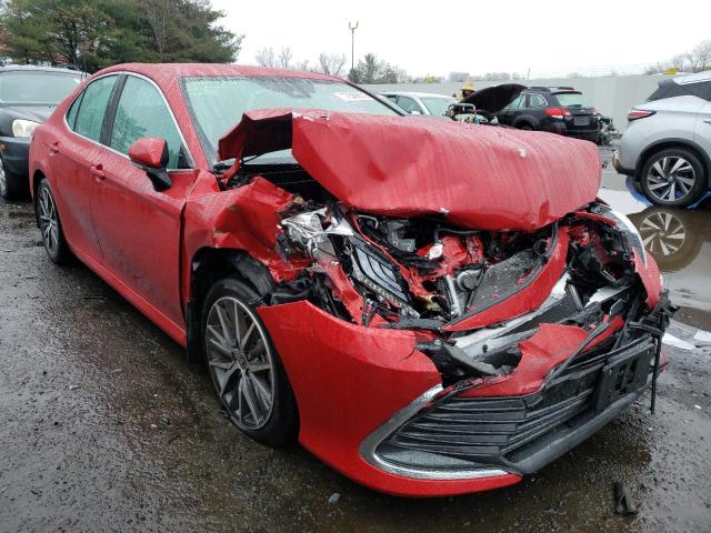 4T1F11BK7PU101627 - 2023 TOYOTA CAMRY XLE RED photo 4