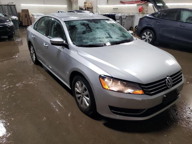 1VWAP7A31EC004143 - 2014 VOLKSWAGEN PASSAT S SILVER photo 4