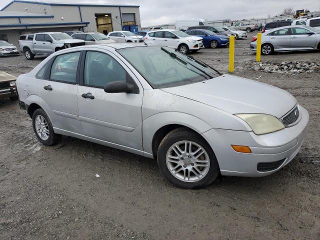 1FAFP34N75W143177 - 2005 FORD FOCUS ZX4 SILVER photo 4