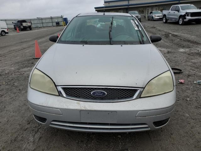 1FAFP34N75W143177 - 2005 FORD FOCUS ZX4 SILVER photo 5