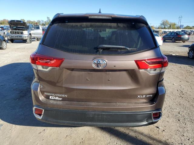 5TDJZRFH7KS726806 - 2019 TOYOTA HIGHLANDER SE BROWN photo 6