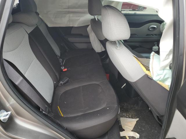 KNDJN2A24J7578807 - 2018 KIA SOUL GRAY photo 10