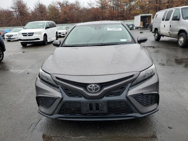 4T1G11BK3MU028370 - 2021 TOYOTA CAMRY SE GRAY photo 5