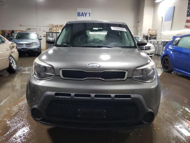 KNDJN2A27F7121285 - 2015 KIA SOUL GRAY photo 5